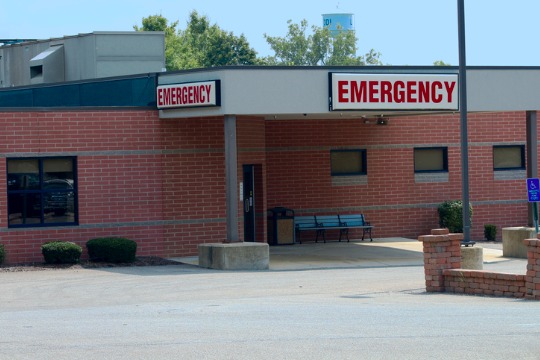 emergency-room-exterior-hospital-rural-scene 540x360